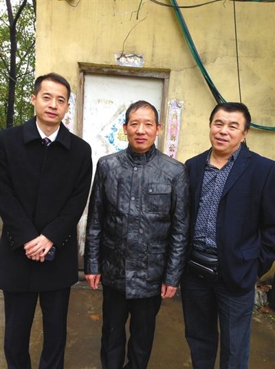 蔺文财（左）、李怀亮（中）、王永杰（右）在平顶山中院申请赔偿。受访者供图