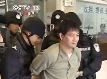 法警到云南省看守所对糯康进行提押 视频截屏