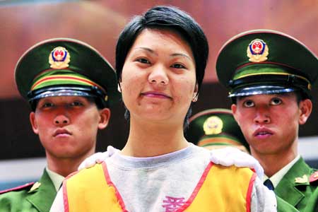 女疑犯听到死刑判决后脸露笑容