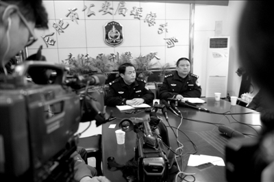 应多家媒体要求，合肥市公安局瑶海分局开了一个短暂的发布会。本报记者朱嘉磊摄