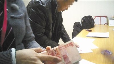 许昌赫(化名），非京籍人士，欲购房，却没有在京购房资质；裴莉（化名），京籍人士，去年离异。