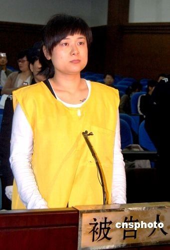 2009年4月16日，浙江省金华市中级人民法院首次开庭审理吴英，检察机关指控吴英集资诈骗人民币达3.89亿元，而吴英代理人当庭为其作无罪辩护。这起倍受关注的案件吸引了近30家媒体记者及近200名群众现场旁听。图为在法庭上的吴英。