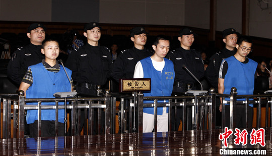 资料图：5月14日，武汉市中级人民法院对2011年12月1日发生在武汉关山附近建行爆炸案进行一审宣判：王海剑（左）犯爆炸罪，判处死刑，剥夺政治权利终身。中新社发 张畅 摄
