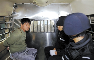 3月1日，糯康在警车中等待被押赴刑场。新华社记者 王申 摄