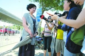 苏越的女友安雯接受记者采访。 程宁摄