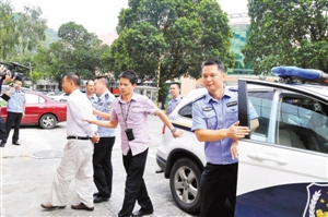 涉嫌具体实施砍伐广深高速绿化树的嫌疑人李××被带回深圳。深圳晚报记者 黄明钢 摄