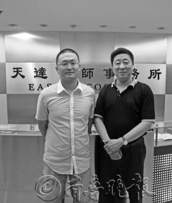 本报记者和钱列阳(右)合影。