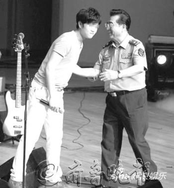 李双江与儿子同台演出。(资料片)