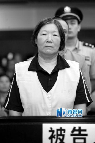 20 11年10月27日，李启红在广州市中级人民法院受审。资料图