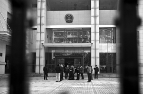 1月22日，资兴市人民法院，庭审结束，旁听的人走出法院。图/记者蒋丽梅