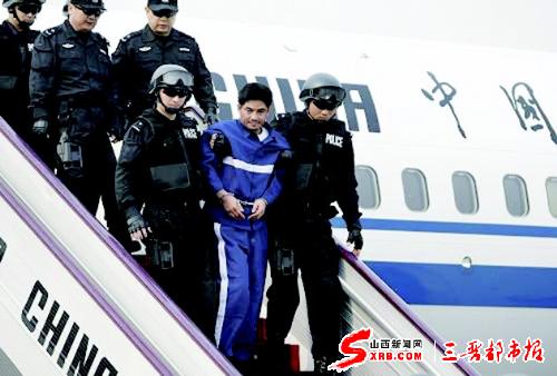 2012年5月10日，在北京首都国际机场，糯康被押解下飞机。