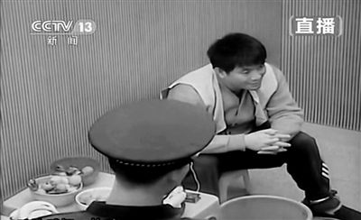 昨日,在17时30分许,糯康的情绪看起来较平稳。央视截图 昨日,在17时30分许,糯康的情绪看起来较平稳。央视截图