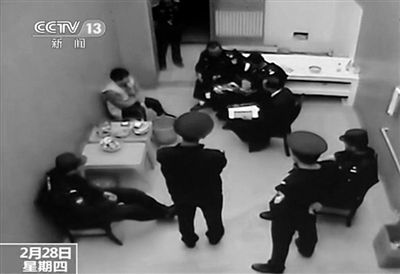 昨日,监所内,有8名民警和一名翻译在不停地和糯康聊天。央视截图 昨日,监所内,有8名民警和一名翻译在不停地和糯康聊天。央视截图