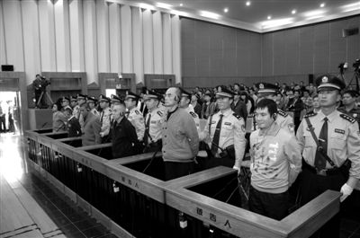 2012年11月6日,湄公河案在昆明市中级人民法院一审公开宣判。该案主犯糯康、桑康、依莱、扎西卡四人数罪并罚判处死刑。张浩林 摄 2012年11月6日,湄公河案在昆明市中级人民法院一审公开宣判。该案主犯糯康、桑康、依莱、扎西卡四人数罪并罚判处死刑。张浩林 摄