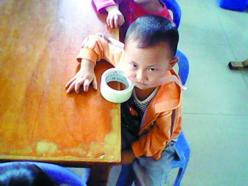 她的空间里有两张将幼童嘴用宽胶带封住的照片，其中一张图片说明为“活该”