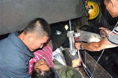 女工腰腿被卡机器 消防官兵救人