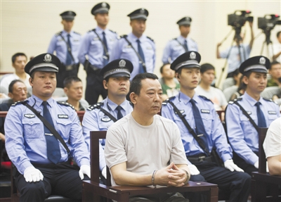 昨日，湖北省高院在咸宁市对刘汉、刘维等上诉案宣判。当日，刘汉（中）出席庭审。新华社记者 谢环驰 摄