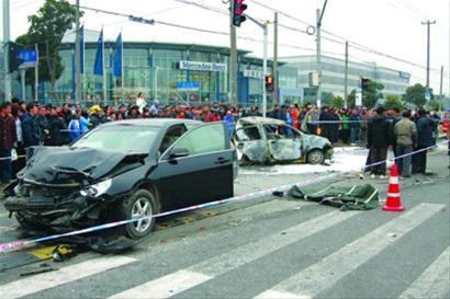 图说：车祸现场肇事的比亚迪与烧成残骸的QQ车。网络图
