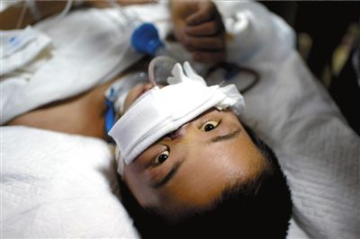 躺在病床上的小传旺。