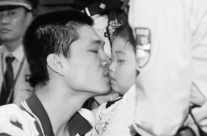 17日，胡某程被执行死刑前，与4岁的女儿做最后的道别。 珠海中院苏华供图