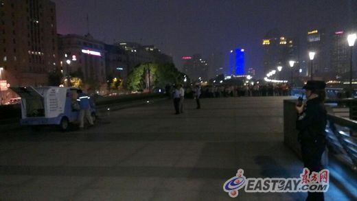 警方第一时间赶赴现场后，迅速拉起警戒线进行勘查。