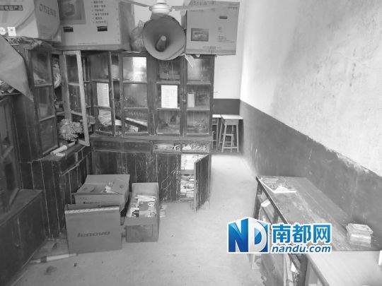 下畈小学教学楼二楼紧挨四年级教室的器材室，家长称多次性侵就发生在这里。南都首席记者占才强 摄