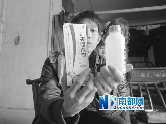 柯于兵展示医院为女儿开的洗剂，身后为其女儿和侄女。南都首席记者 占才强 摄