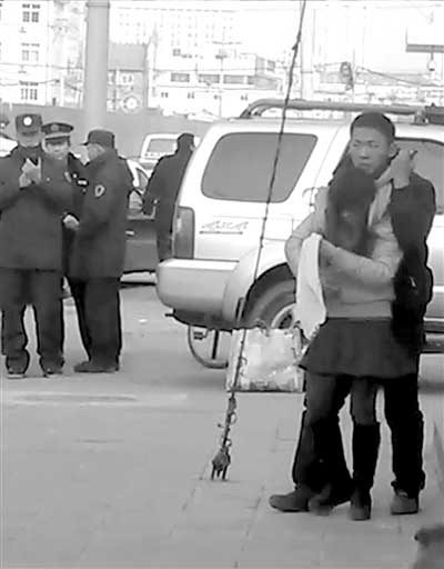 案发时，杨猛一手持刀一手勒住心上人小张。（资料图片）视频截图